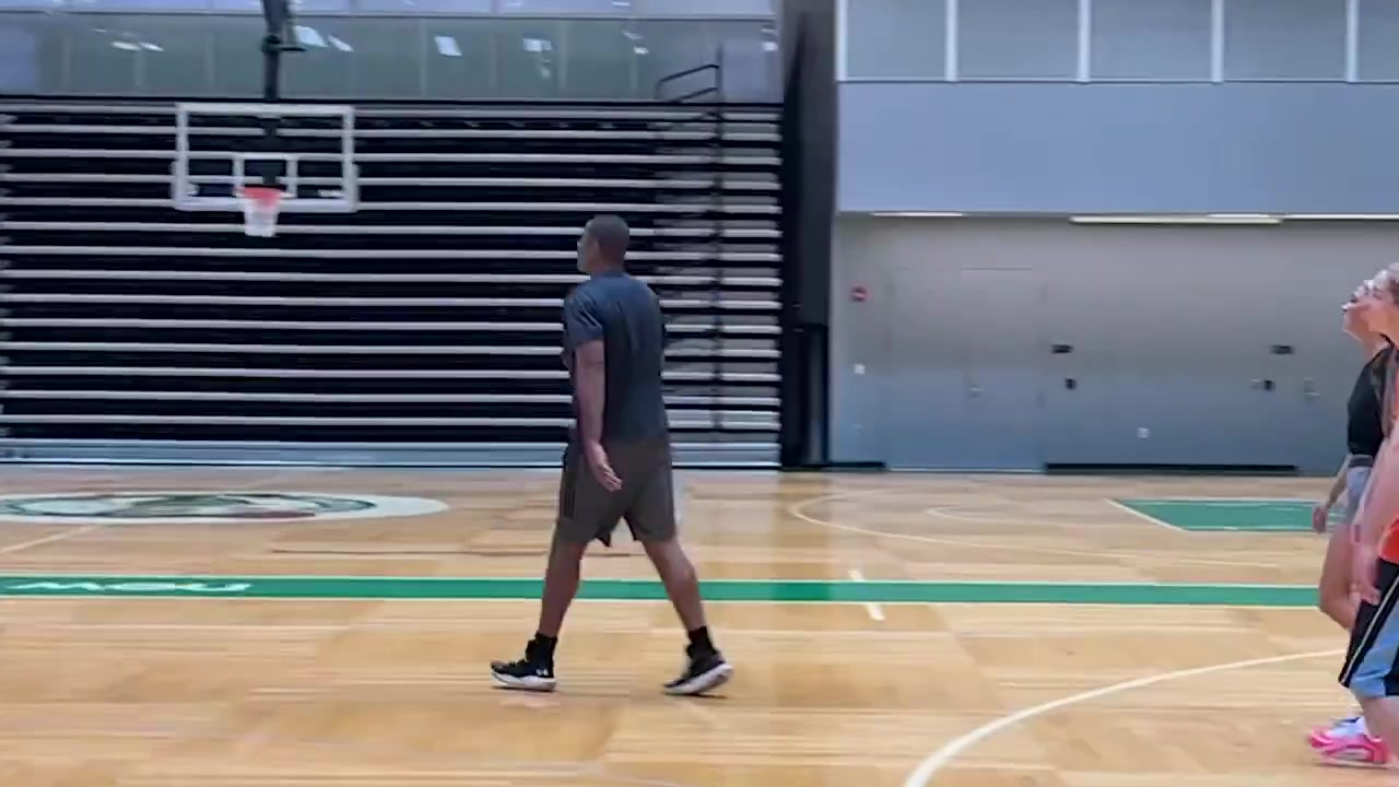 去你的篮球梦女记者和凯尔特人球员打比赛惨遭大帽